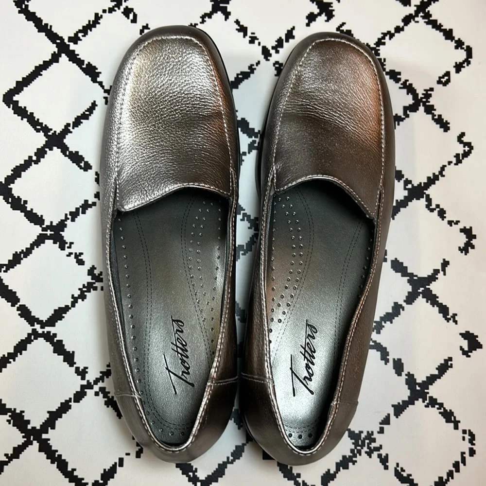 Trotters Metallic Pewter Loafers